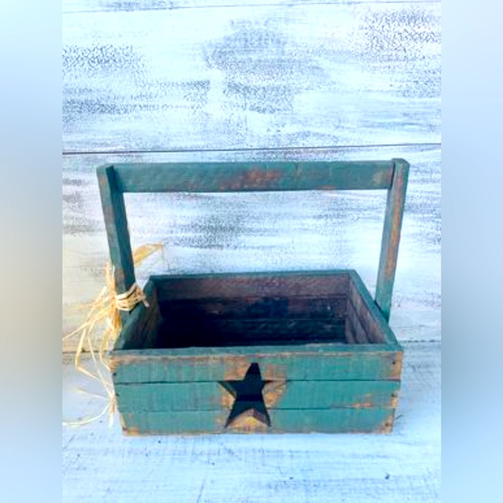 *Distressed Wood Star Cutout Tote, Green